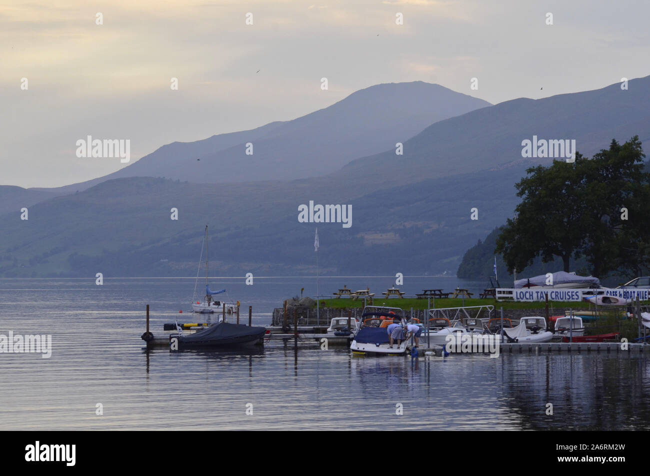 Barcos en Loch Tay, en las Highlands escocesas de Perth y Kinross Escocia UK Foto de stock