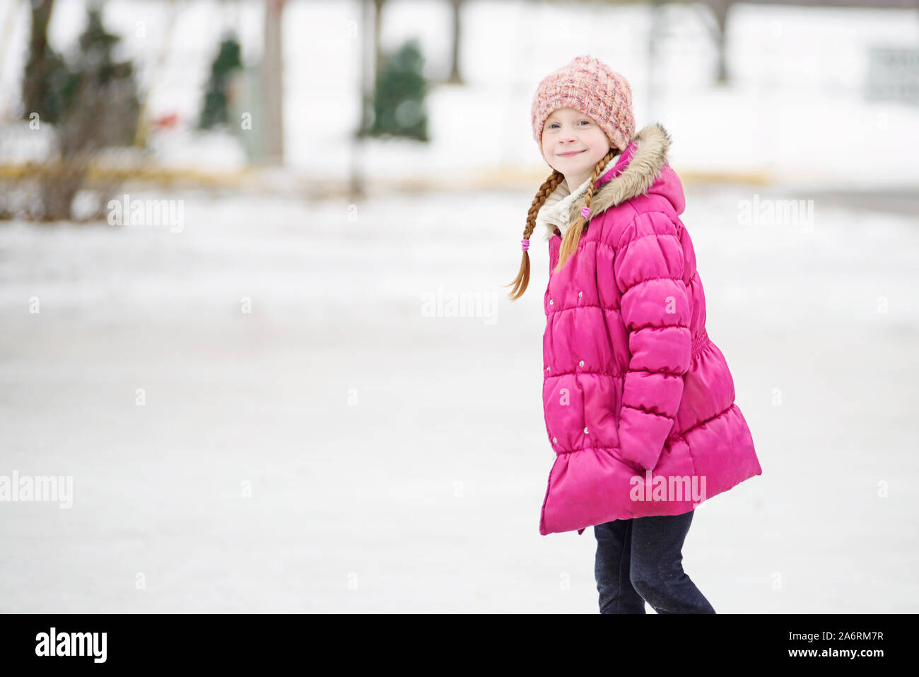 Niña patinaje sobre hielo al aire libre Foto de stock