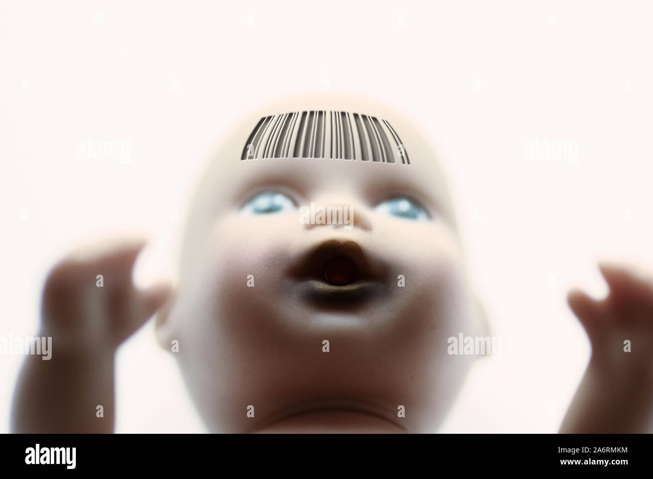 Baby doll face con un código de barras, grabado en el frente - Concepto de la clonación humana Foto de stock