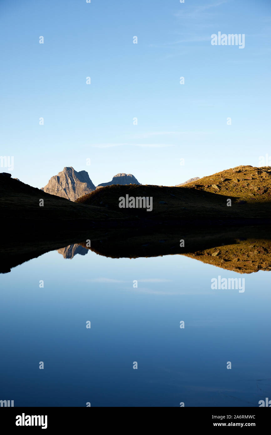 Amanecer en el lago de truchas en Canfranc Valle, Pirineos. Foto de stock