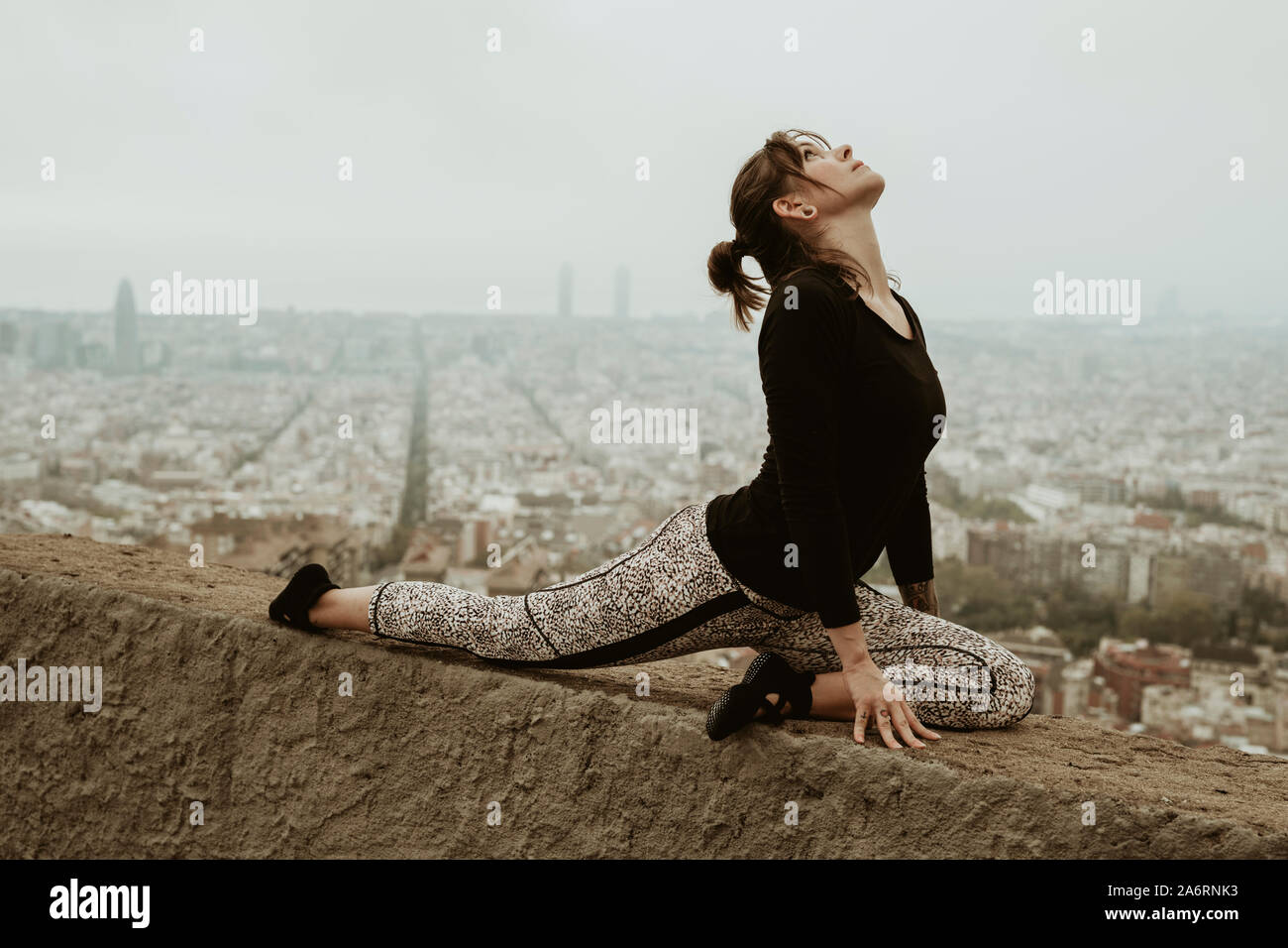 Mujer joven practicando yoga, ejercicios de estiramiento. Barcelona Foto de stock