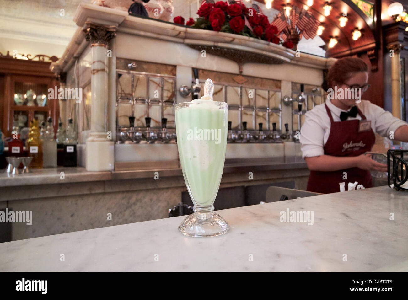 Green River ice cream soda y trabajador en Zaharakos heladería clásica