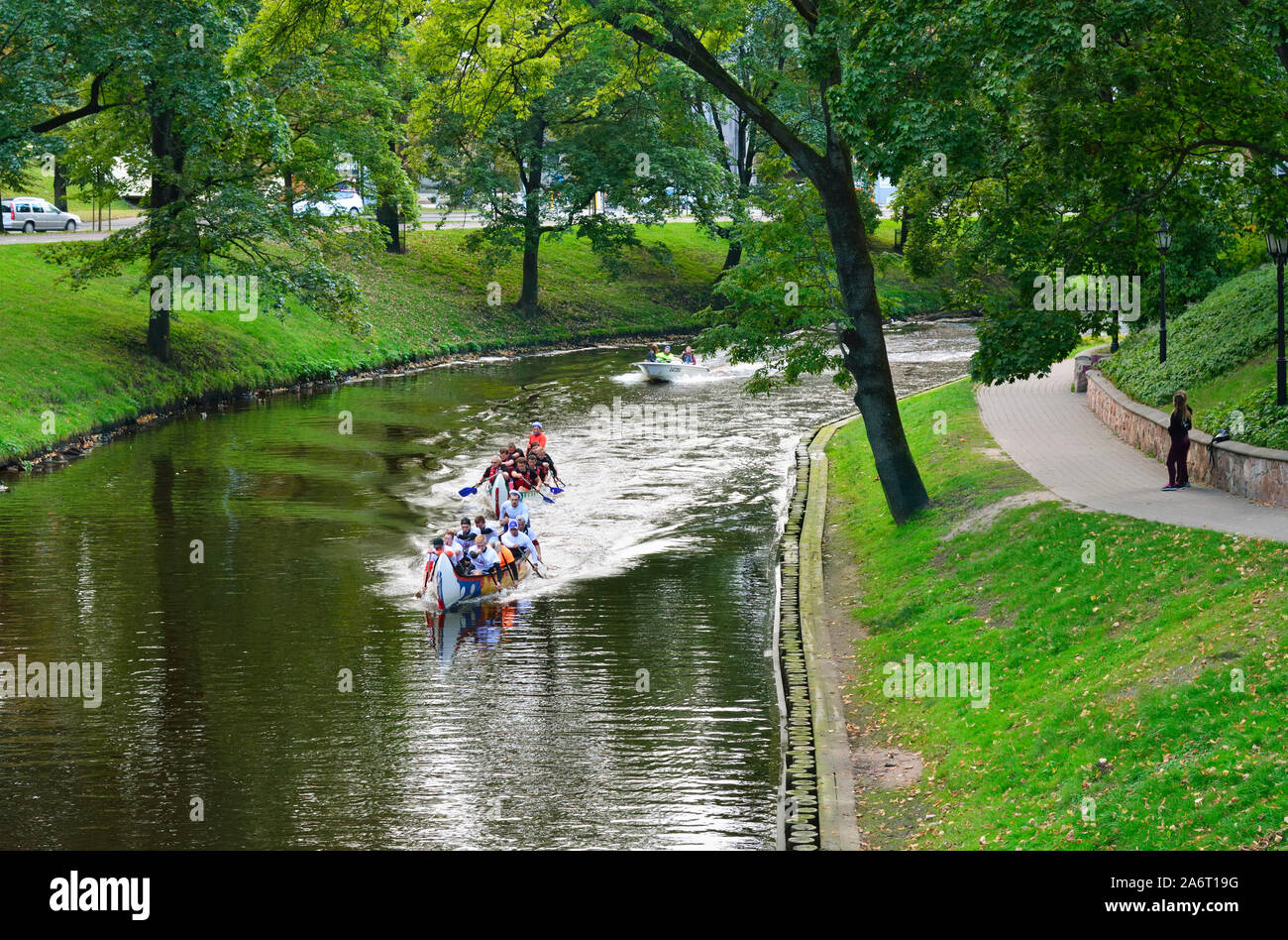 Bastion Hill Park (Parque Bastejkalns) es un hermoso y tranquilo parque a lo largo de un canal del río Daugava, en el centro de Riga. Letonia Foto de stock