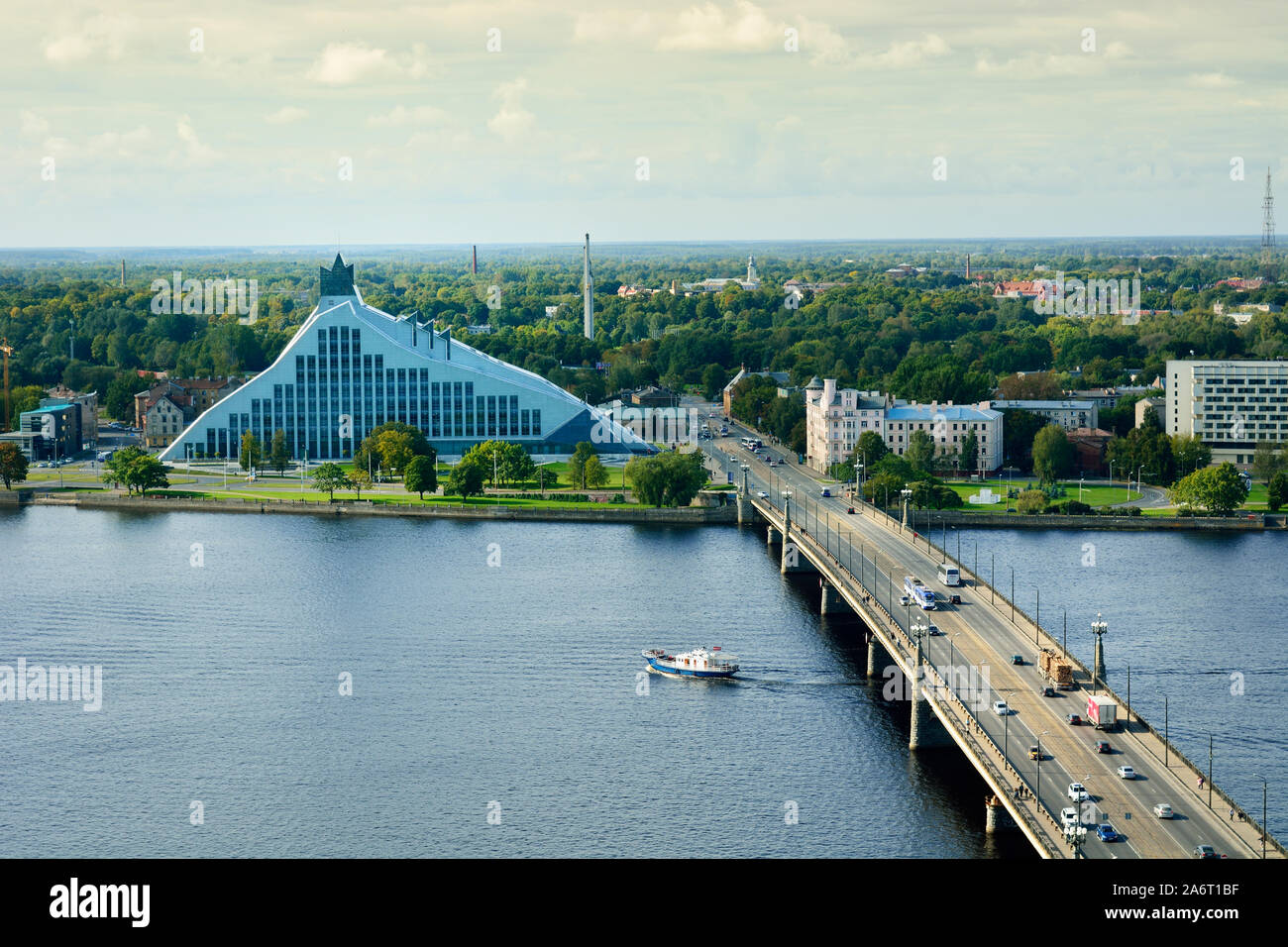 La Biblioteca Nacional de Letonia y el río Daugava. Riga, Letonia Foto de stock