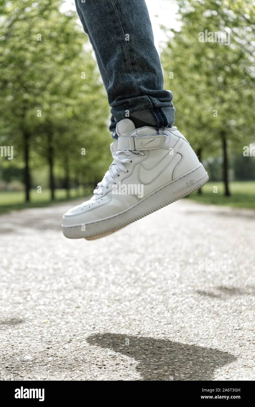 White nike air force one trainers fotografías e imágenes de alta resolución  - Alamy