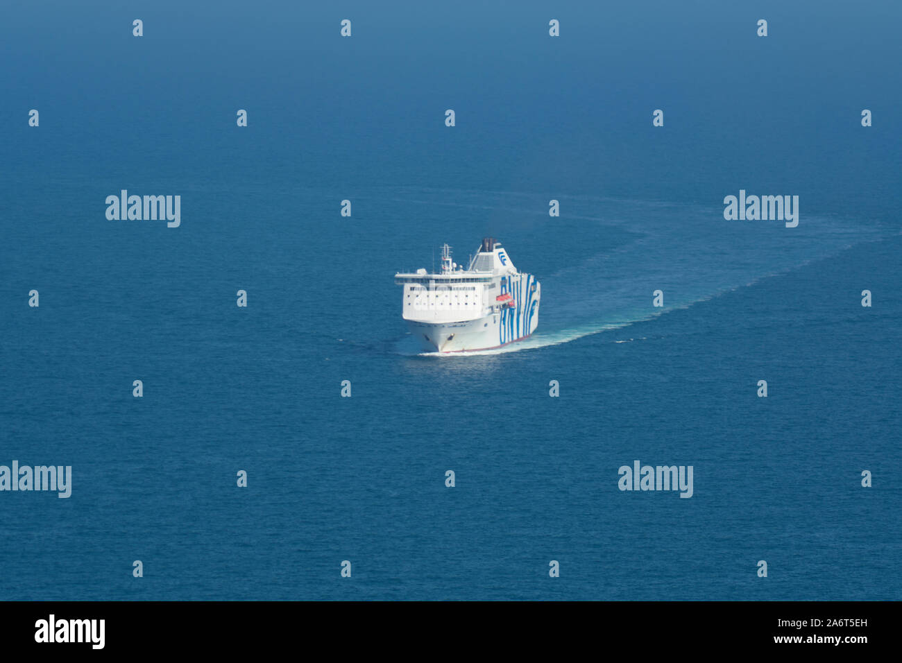 Excelente ferry de la compañía Grandi Navi Veloci llegando al puerto de Barcelona. Foto de stock