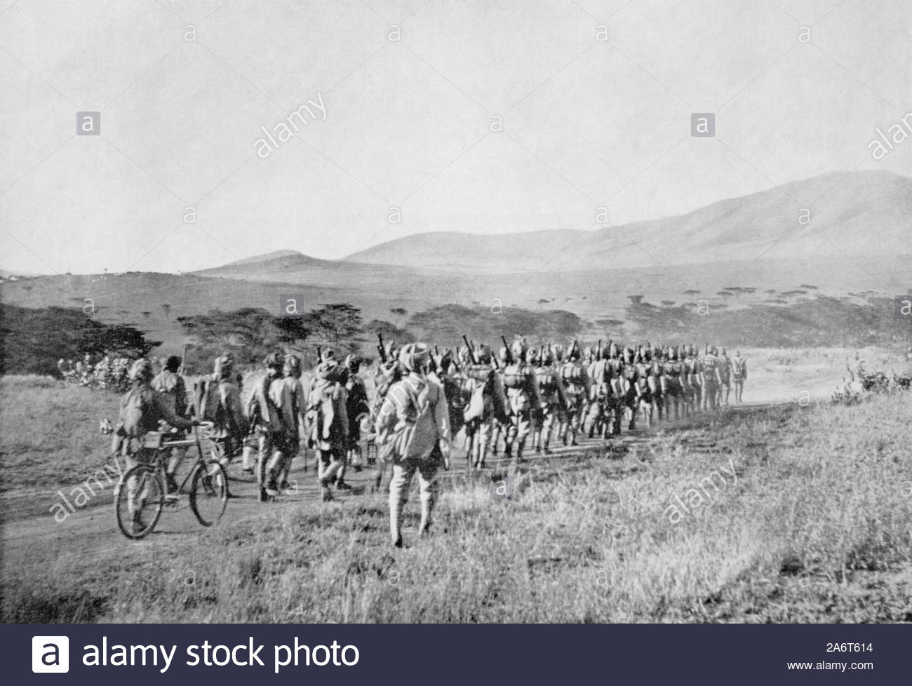 WW1 Las tropas indias en marzo en el África Oriental Británica, vintage fotografía de 1914 Foto de stock