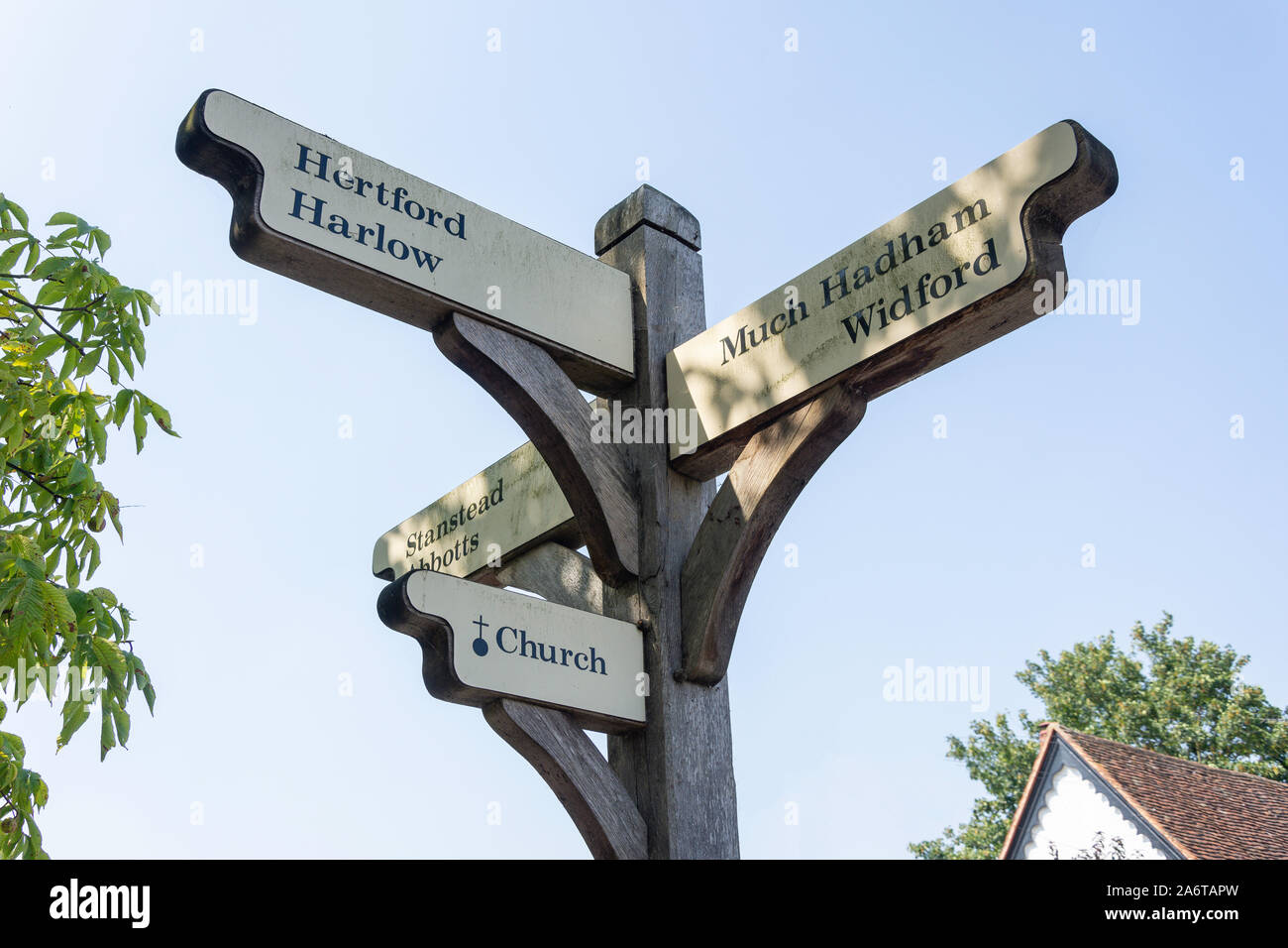 Dirección Fingerpost signo, Hunsdon, Hertfordshire, Inglaterra, Reino Unido Foto de stock