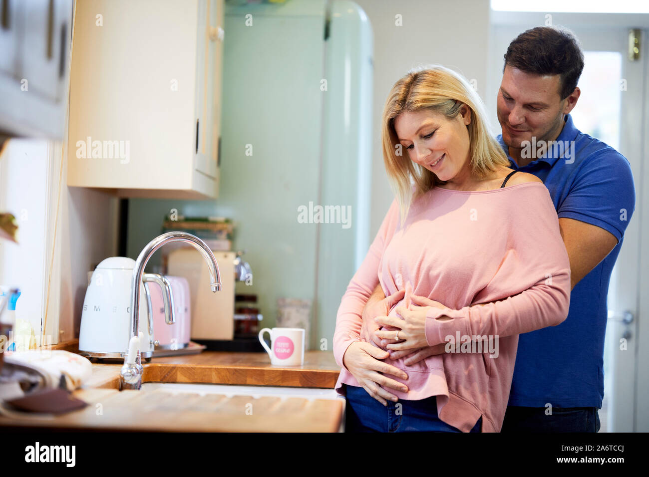 Hombre sujetando sus socios embarazada vientre Foto de stock