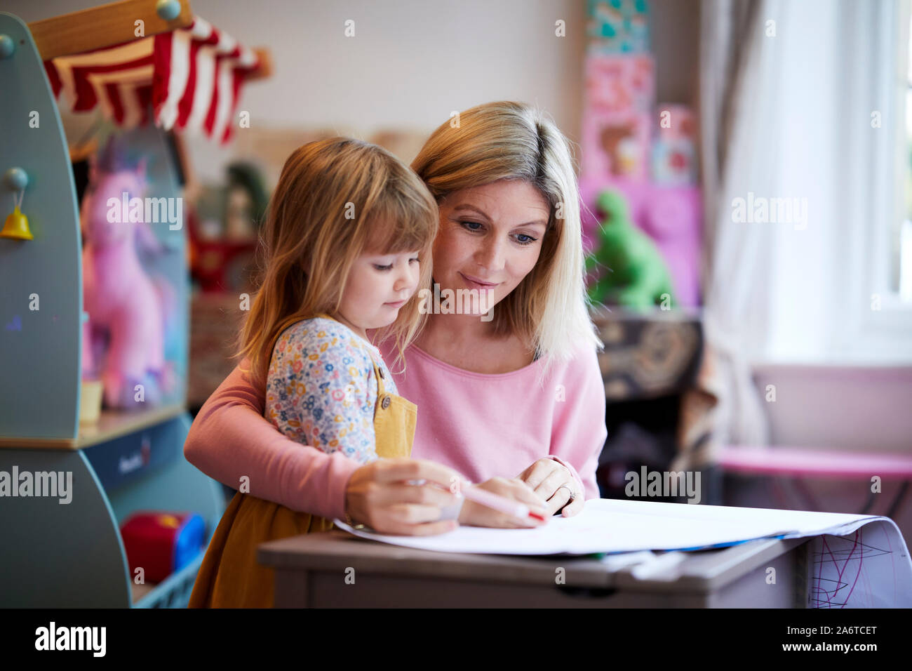 Madre e hija juntas de dibujo Foto de stock