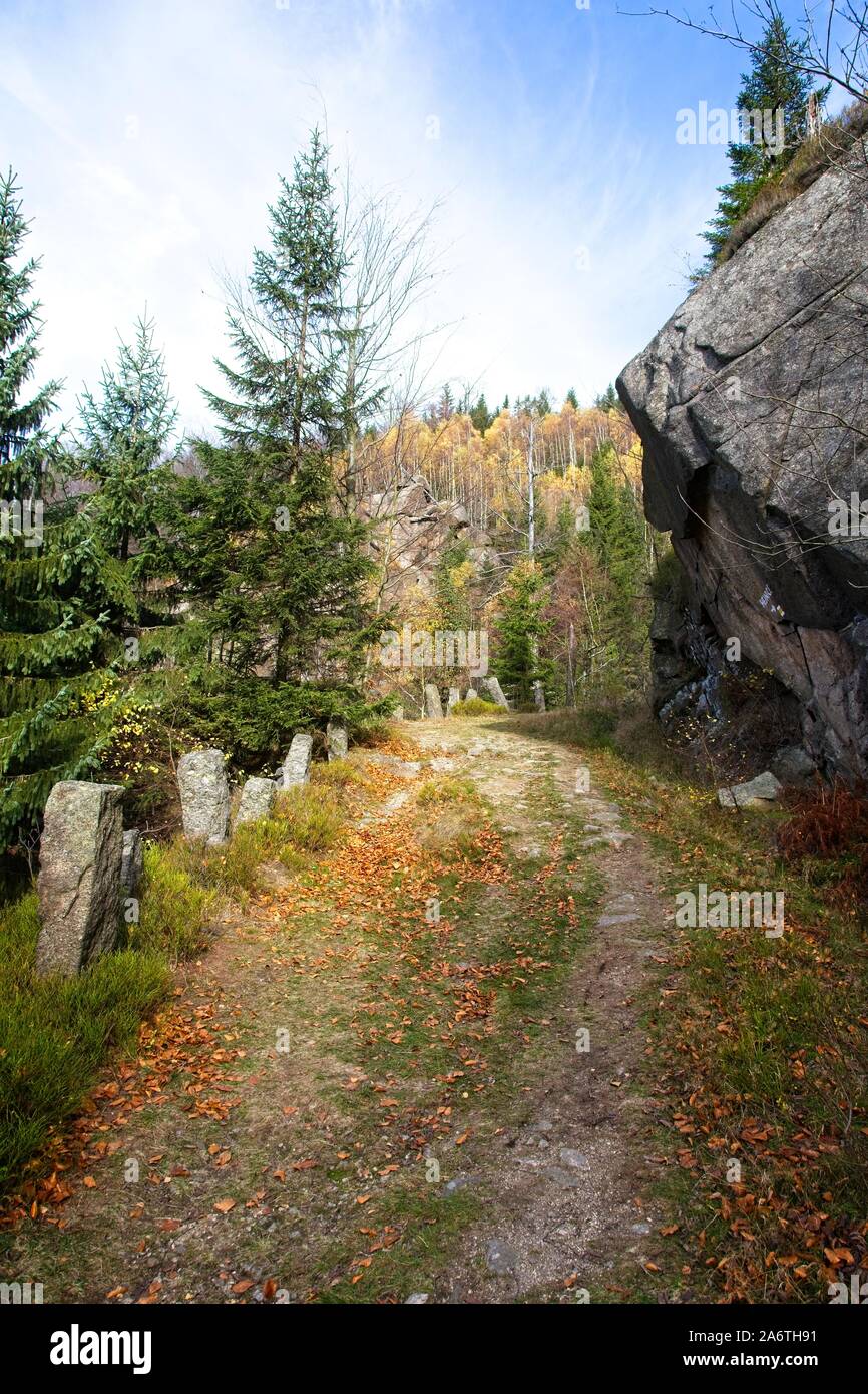 Una antigua carretera alpina desde 1891 por el valle del arroyo Stolpich Velký en Montañas Jizera, región de Liberec, República Checa. Foto de stock