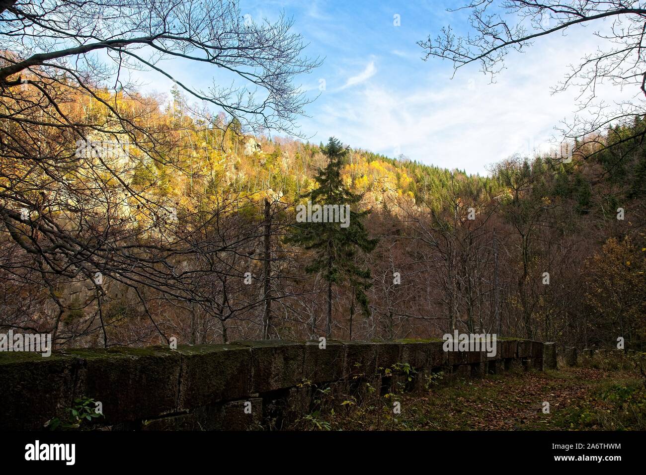 Una antigua carretera alpina desde 1891 por el valle del arroyo Stolpich Velký en Montañas Jizera, región de Liberec, República Checa. Foto de stock