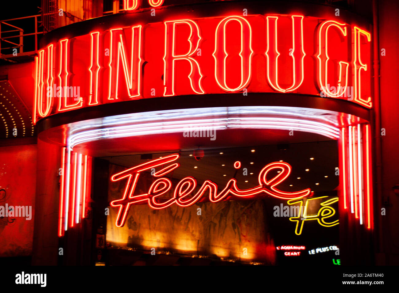 Vista frontal de letreros de neón de cabaret del Moulin Rouge en París, Francia, por la noche - tubo fluorescente rojo - cartas de disparo Horizontal del teatro principal ent Foto de stock