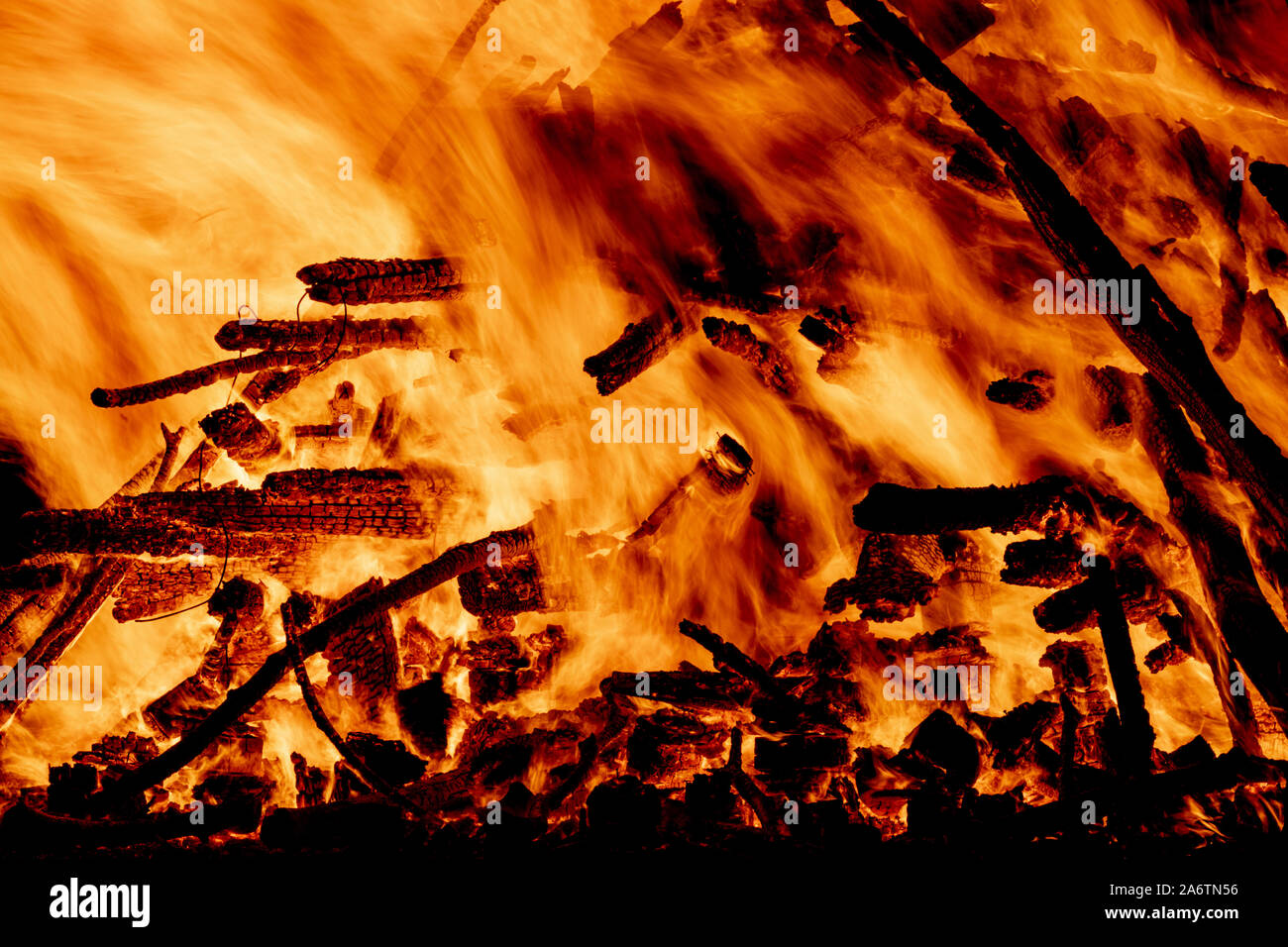 Fuego ardiendo en la noche Foto de stock