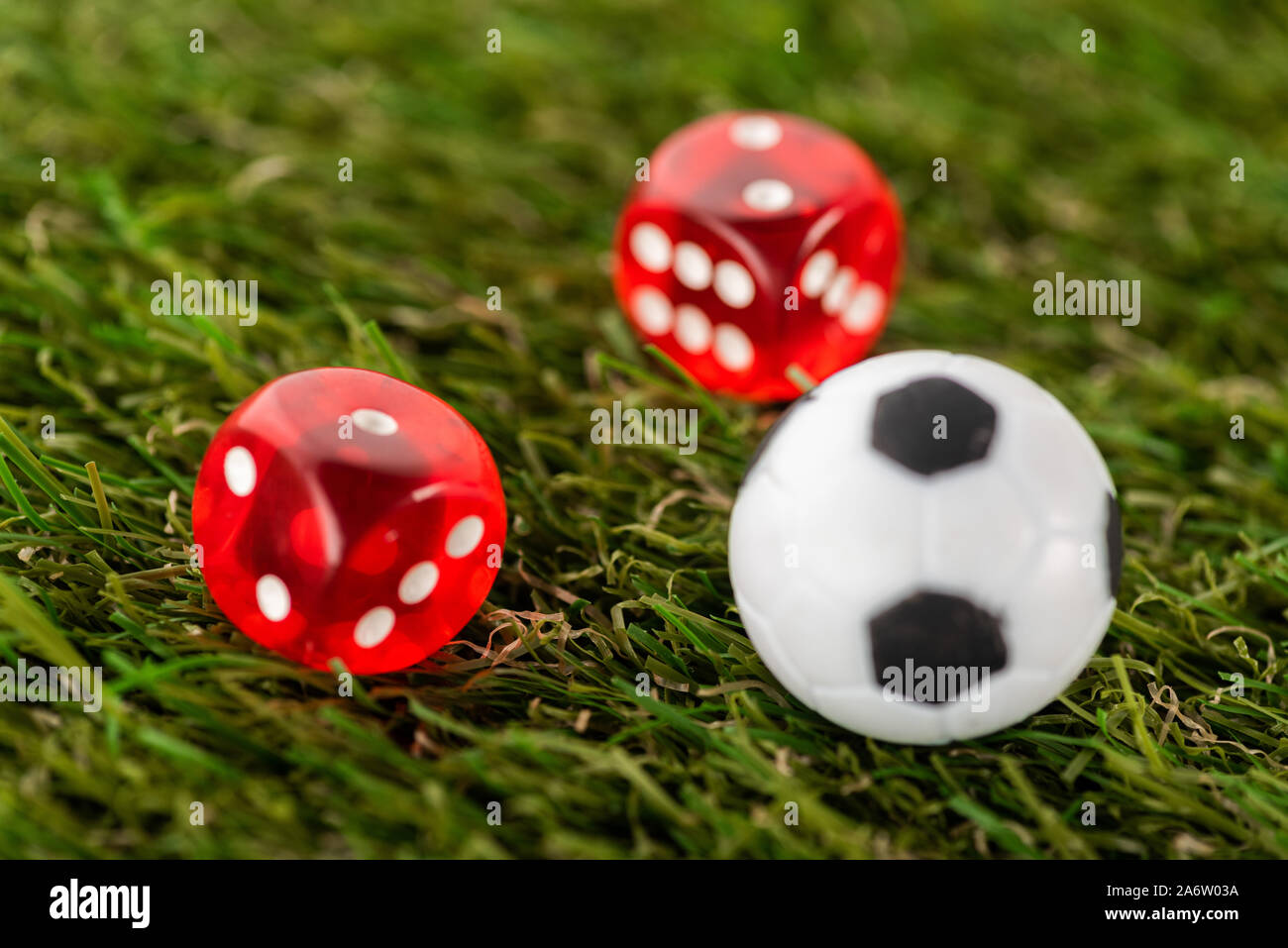 El enfoque selectivo de dados y juguete pelota de fútbol de césped verde,  concepto de apuestas deportivas Fotografía de stock - Alamy