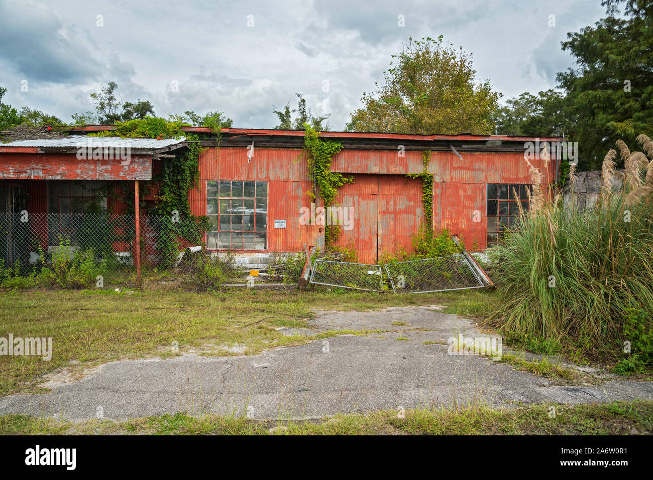 Edificio abandonado en una pequeña ciudad en el norte de Florida. Foto de stock