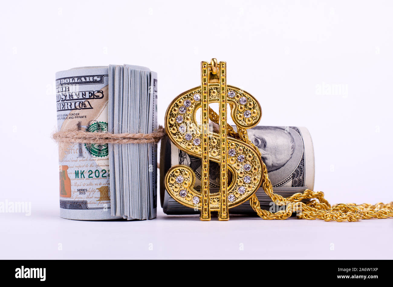 Signo De Dolar Collar De Oro En Dolares De Los Estados Unidos De Billetes Fondo De Negocio Financiero Fotografia De Stock Alamy
