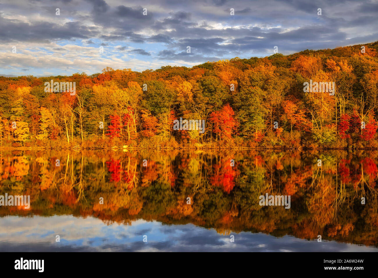 Lago Skannatati Harriman SP - Vistas a los magníficos colores del follaje del otoño y reflexiones sobre las calmas aguas en el Harriman State Park, en Nueva York. Harriman State Park es el segundo más grande parque estatal en el Estado de Nueva York. Foto de stock