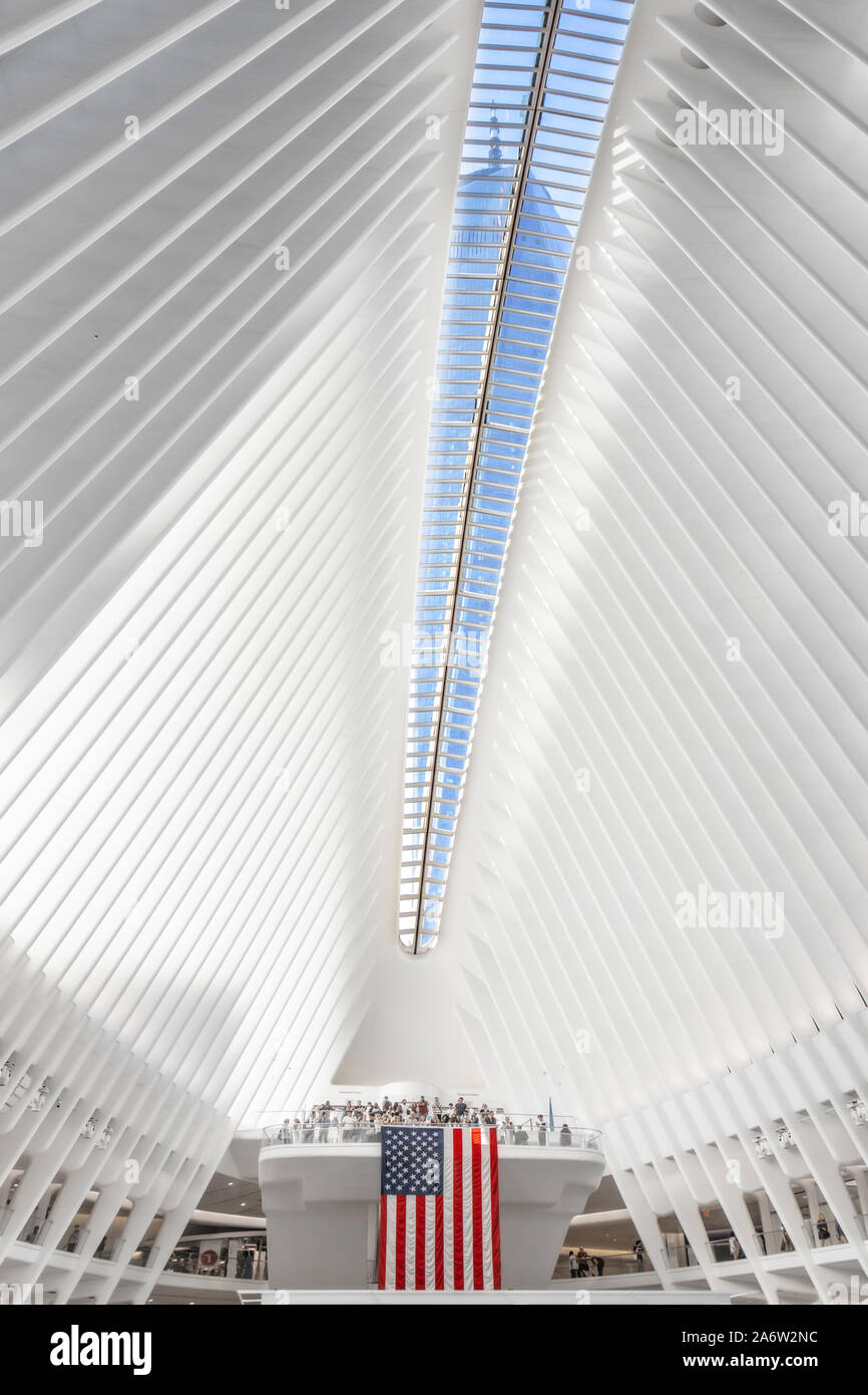 Oculus World Trade Center USA - la catedral como en el pabellón 4 del World Trade Center en el Bajo Manhattan en la Ciudad de Nueva York. La bandera americana es DISPL Foto de stock
