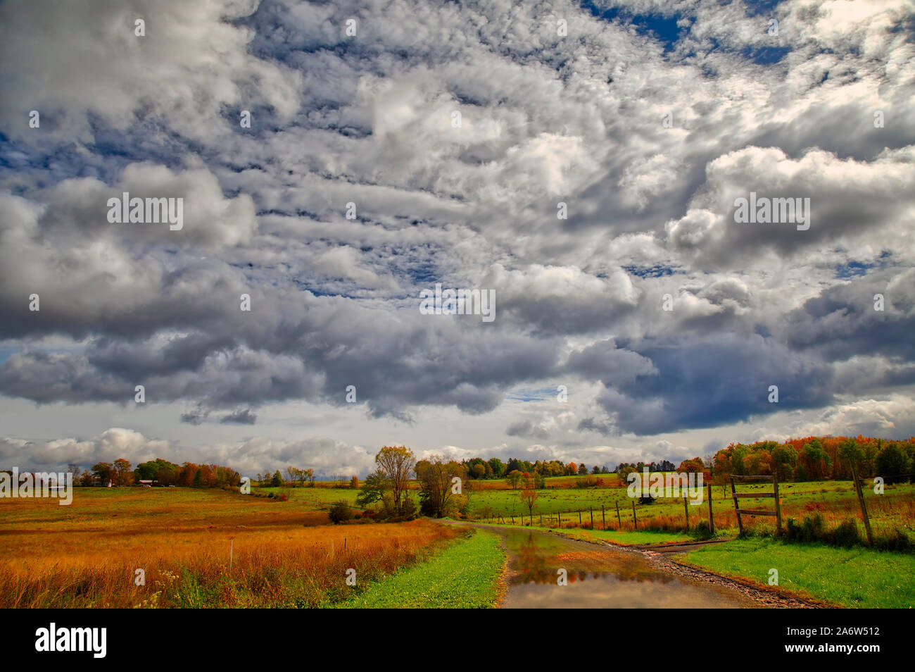 New Paltz rural Valle Hudson, NY - vista horizontal con un espectacular cielo después de una tormenta que pasa con los brillantes colores del pico de follaje de otoño. Foto de stock