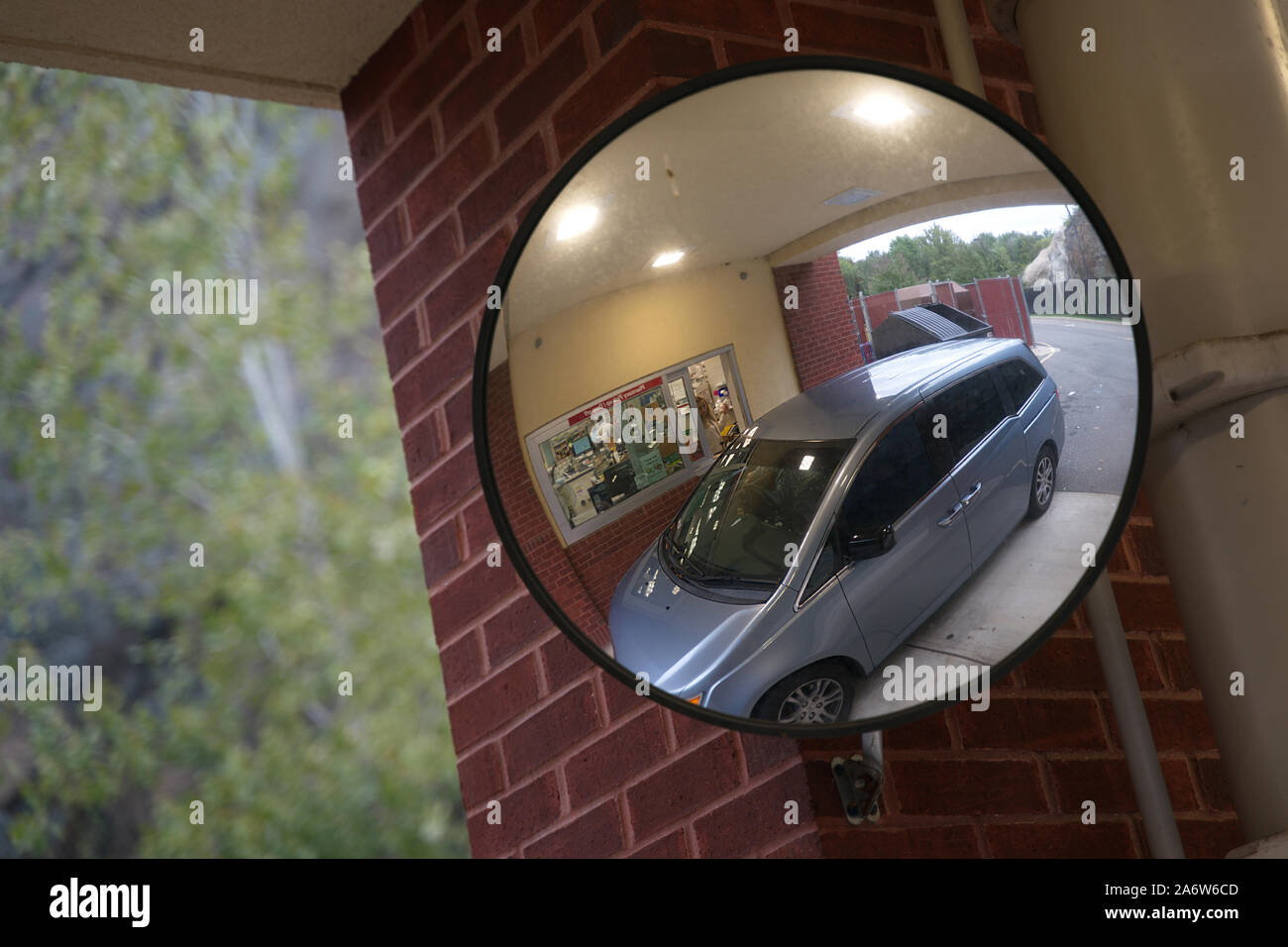 Middletown, CT, USA. 14 Sep 2019. Minivan reflexión sobre espejo de ángulo amplio en farmacia recoger ventana. Espejo es cubrir Blind spot mientras la fusión. Foto de stock