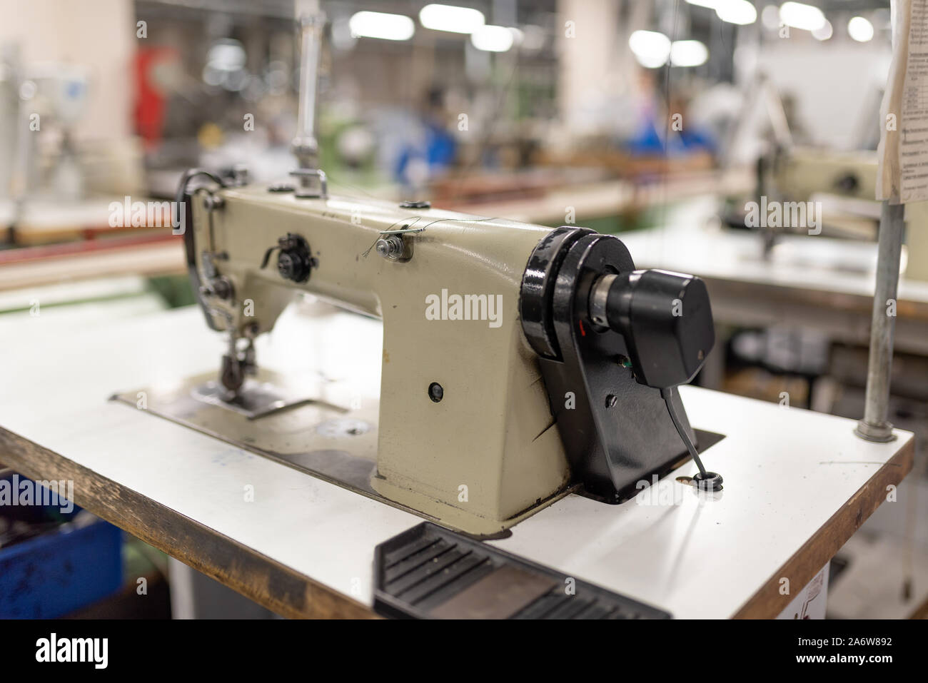 Máquinas de coser industriales en el taller. La fabricación de zapatos. Foto de stock