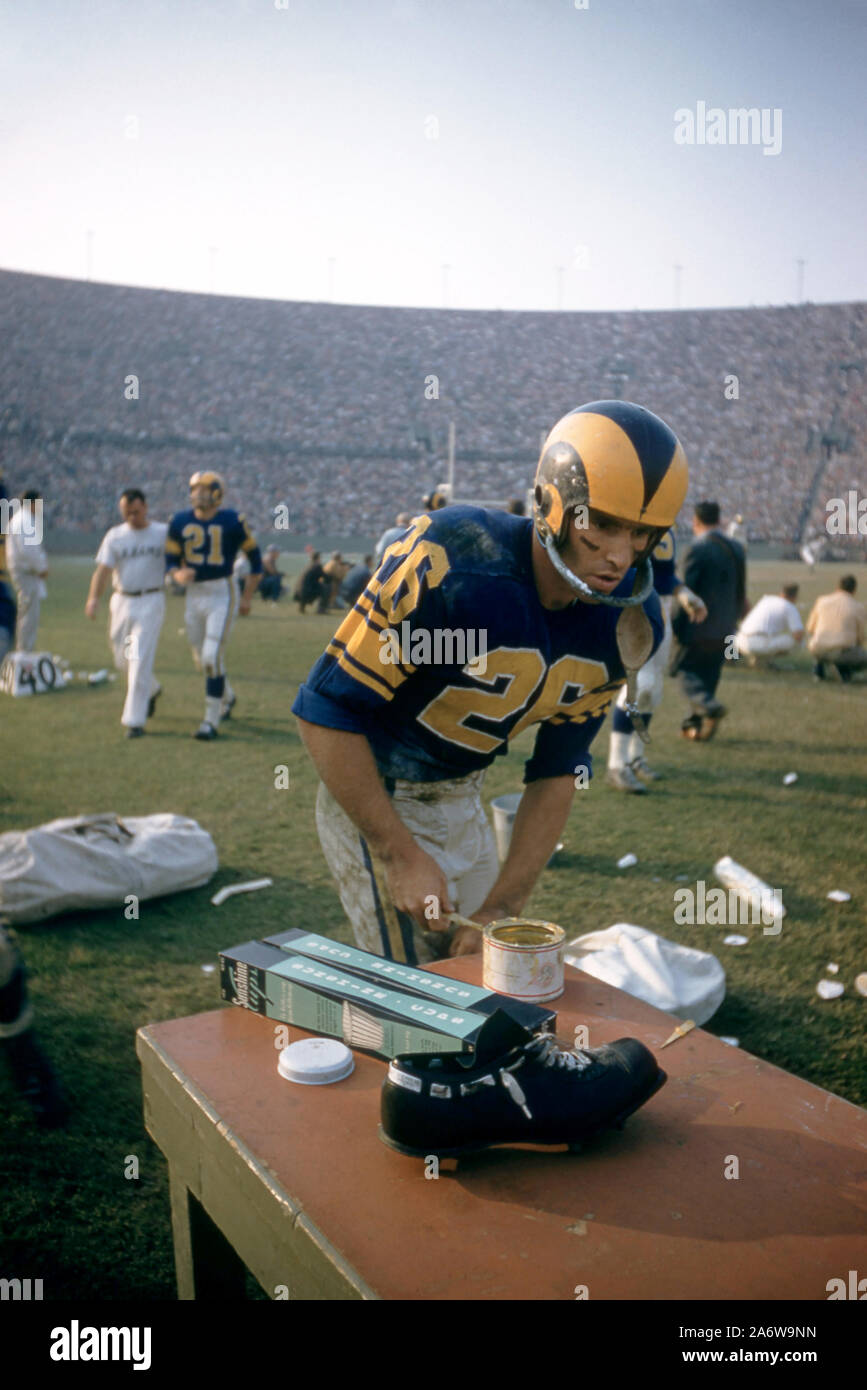 LOS ANGELES, CA - 10 de noviembre: Jon Arnett #26 de Los Angeles Rams se prepara en el banquillo durante un partido de la NFL en contra de los 49ers de San Francisco, el 10 de noviembre de 1957 en el Los Angeles Memorial Coliseum en Los Angeles, California. (Foto por Hy Peskin) Foto de stock