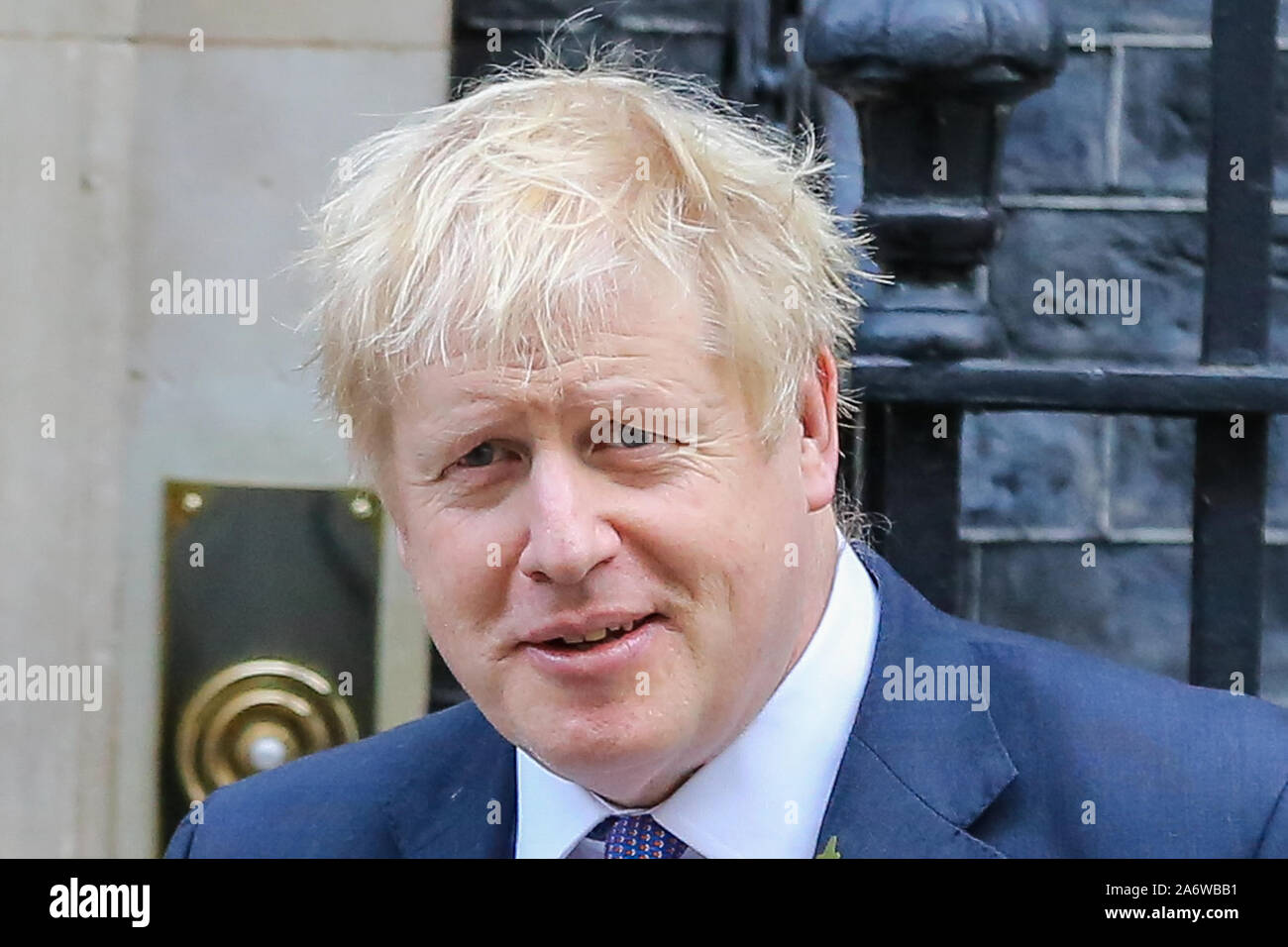 El Primer Ministro británico, Boris Johnson en los pasos del nº 10 de Downing Street en el día el SPM, debatir y votar sobre su propuesta para una elección general el 12 de diciembre de 2019. El Reino Unido no va a dejar la Unión Europea el 31 de octubre de 2019 como los líderes de la Unión Europea ha concedido una prórroga para Brexit hasta el 31 de enero de 2020. Foto de stock