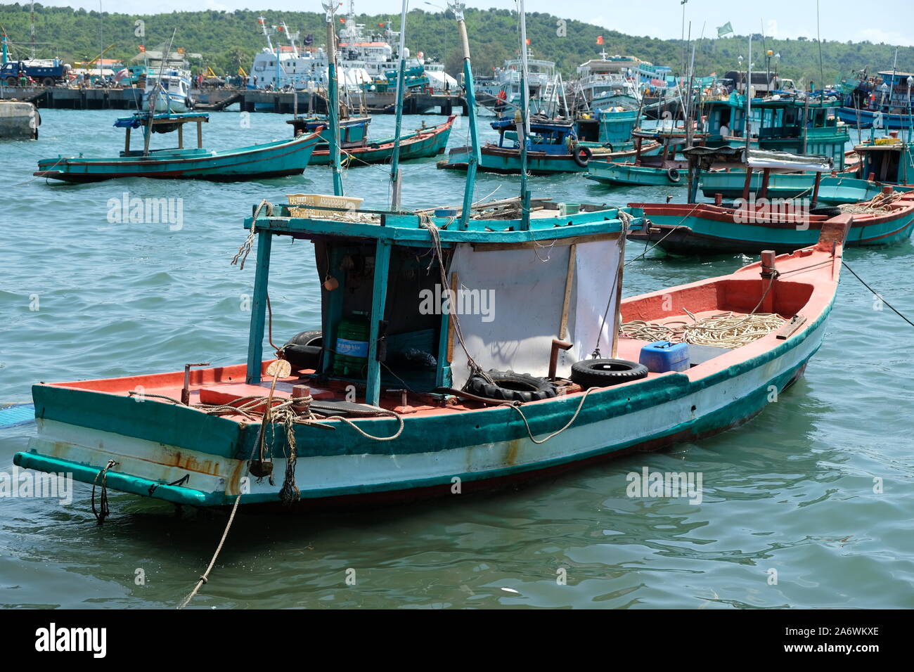 Vietnam Phu Quoc Un Thoi - Un Thoi puerto con barcos de pesca tradicionales Foto de stock