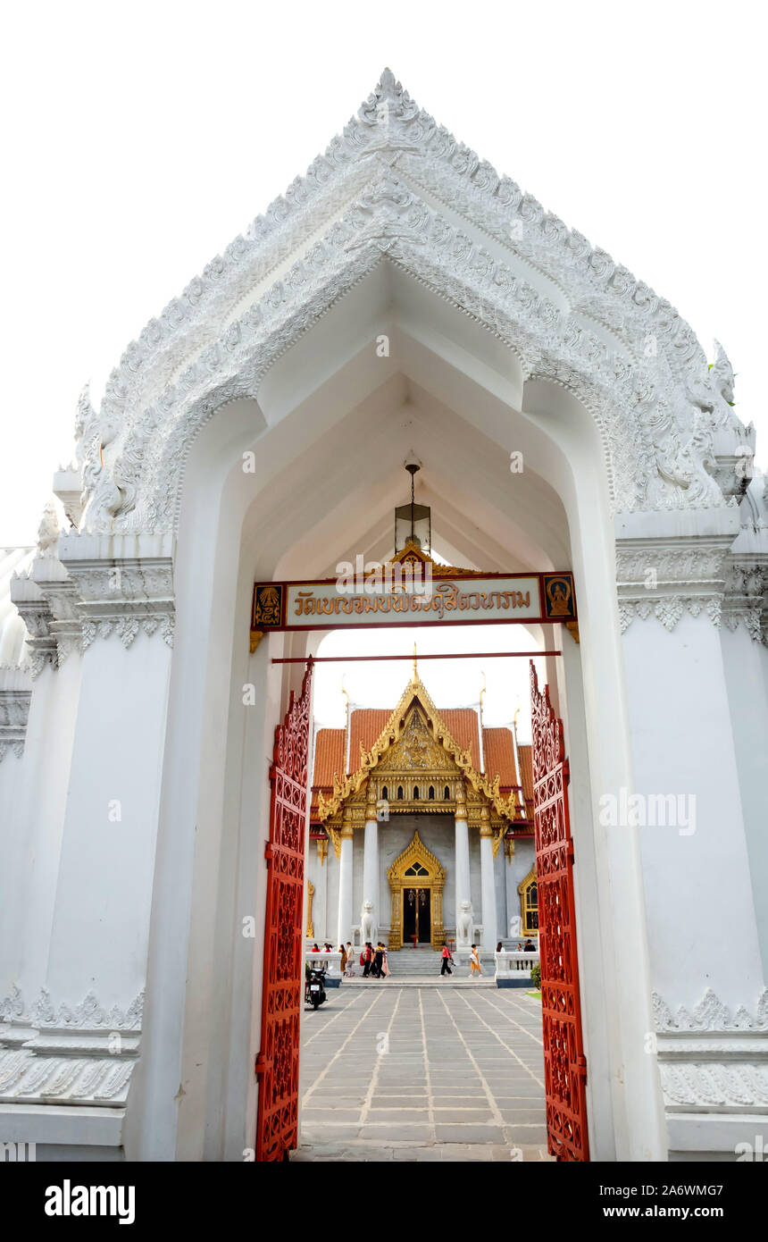 BANGKOK, TAILANDIA - Diciembre 22, 2018: Wat Benchamabophit templo budista en Bangkok, también conocido como el templo de mármol y una importante atracción turística. Foto de stock