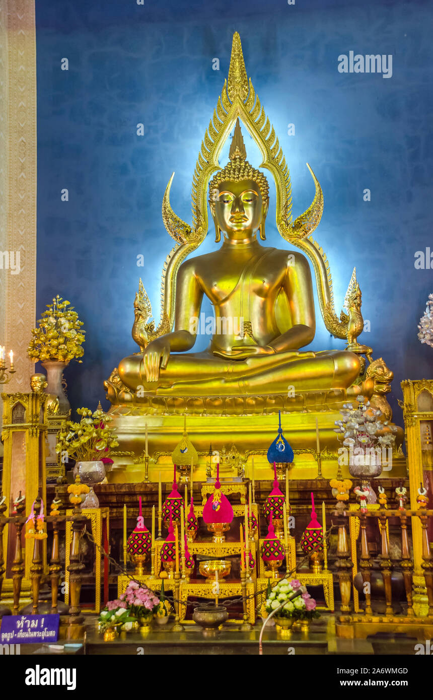 BANGKOK, TAILANDIA - Diciembre 22, 2018: Phra Puttha Jinnarat, altar mayor con buda sentado de Wat Benchamabophit (Templo de mármol), Bangkok (Tailandia). Foto de stock