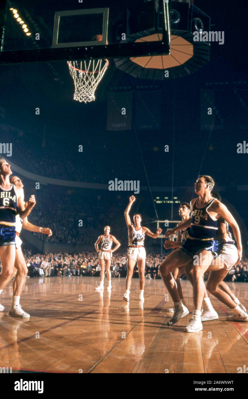 NEW YORK, NY - 3 de noviembre: Carl Braun #4 de los New York Knicks dispara el franco como Neil Johnston Joe Graboski #6 y #9 de los Philadelphia Warriors esperar un repunte durante un partido de la NBA el 3 de noviembre de 1957 en el Madison Square Garden de Nueva York, Nueva York. (Foto por Hy Peskin) (número de registro: X4854) Foto de stock