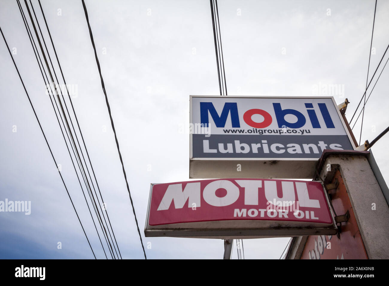 Belgrado, Serbia - Octubre 14, 2018: Motul y lubricantes Mobil Oil y  logotipo en un minorista en Serbia. Motul y Mobil son marcas de aceite de  motor y lubr Fotografía de stock - Alamy