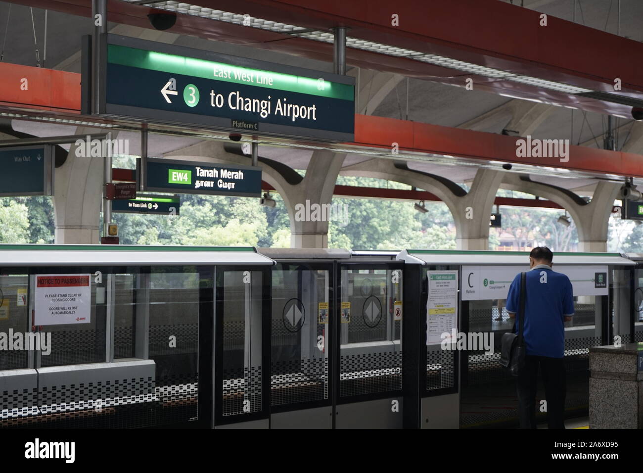 Tanah Merah estación MRT, Singapur. Señal al aeropuerto Changi. Foto de stock