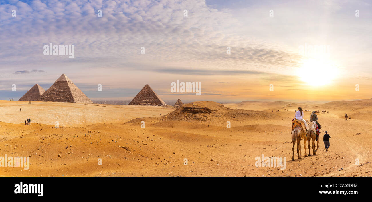 Famosas Pirámides de Giza en el desierto, un hermoso paisaje con los beduinos y camellos en El Cairo, Egipto Foto de stock