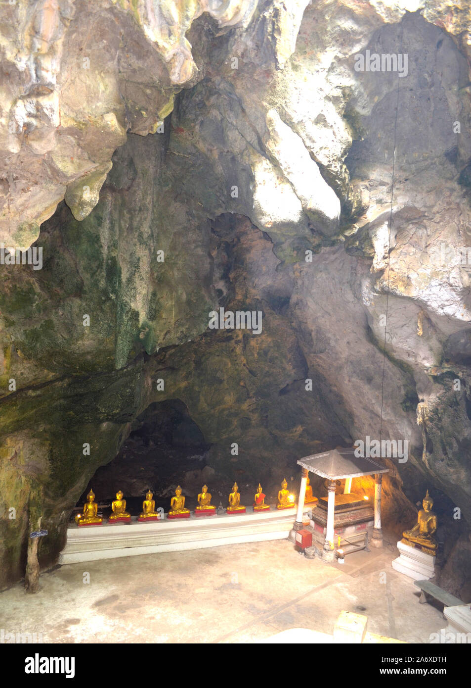 Una fila de imágenes de Buda en un pequeño hueco en la pared en Khao Luang Cave Petchaburi Tailandia Foto de stock