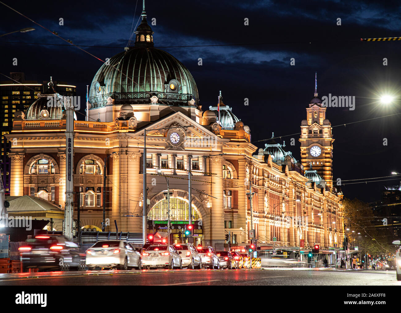 Melbourne, Australia: La histórica estación de tren de Flinders Street en el corazón de la ciudad es un icono cultural de Melbourne. Foto de stock