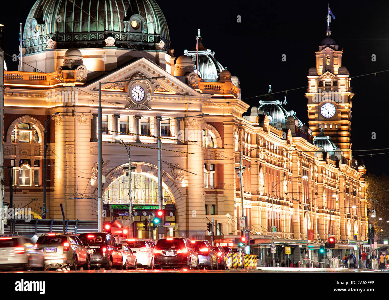 Melbourne, Australia: La histórica estación de tren de Flinders Street en el corazón de la ciudad es un icono cultural de Melbourne. Foto de stock