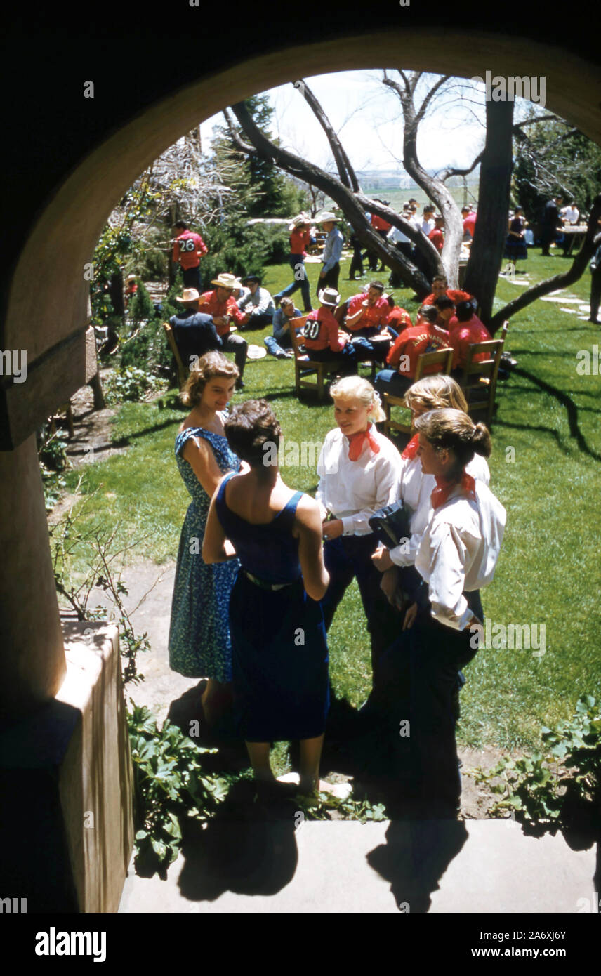 COLORADO SPRINGS, CO - Mayo, 1954: Vista general de mujeres hablando antes de participar en la Gymkhana, que es un evento ecuestre compuesto de patrón de velocidad y carreras juegos cronometrados para jinetes a caballo alrededor de mayo de 1954, en Colorado Springs, Colorado. (Foto por Hy Peskin) (número de registro: X4588) Foto de stock