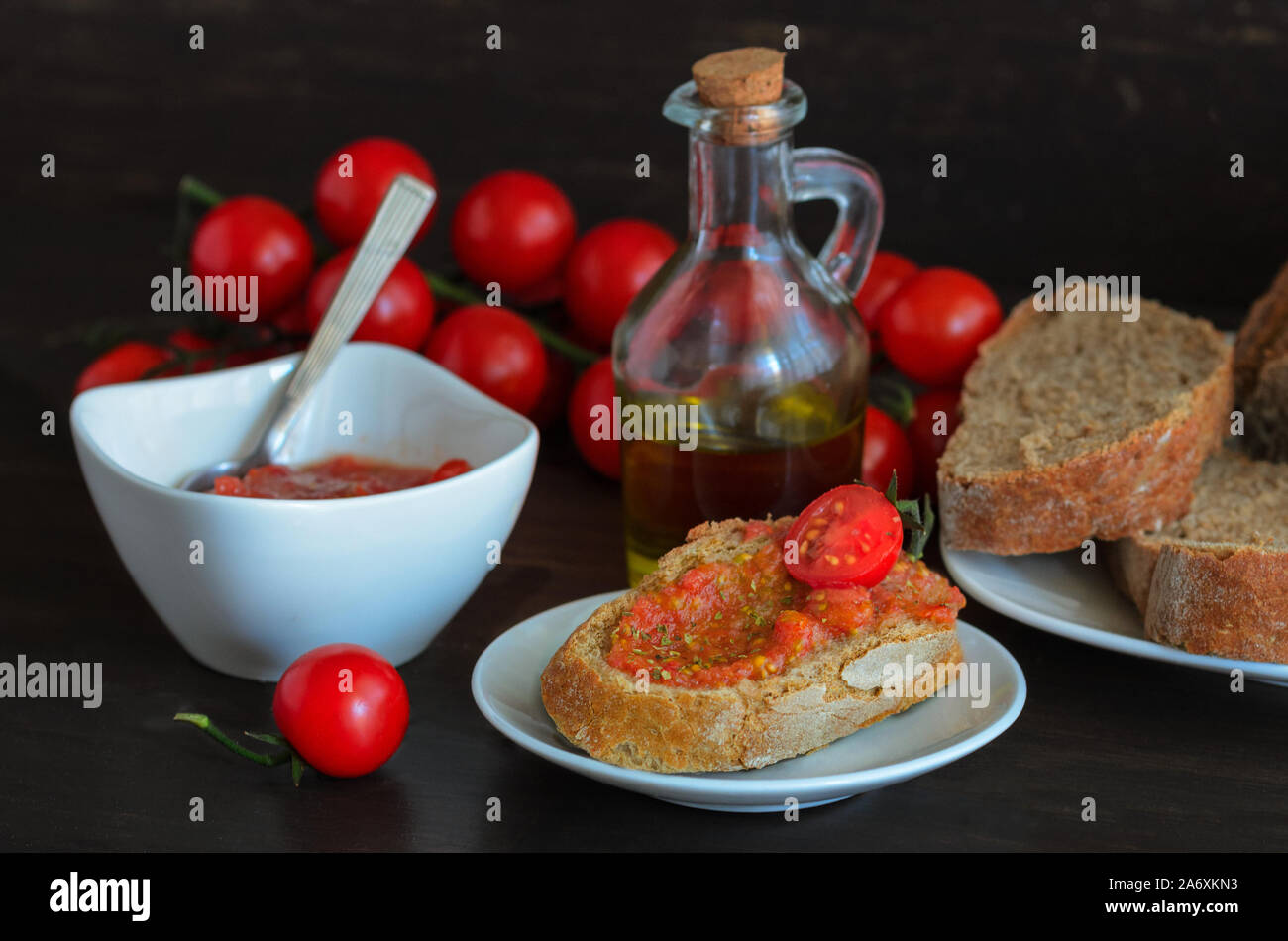 O tomaca pa amb tomaquet (pan con tomate), también conocido como pan con  tomate y tostada. Clásico aperitivo en la cocina catalana, come para el  desayuno. Crujiente Fotografía de stock - Alamy
