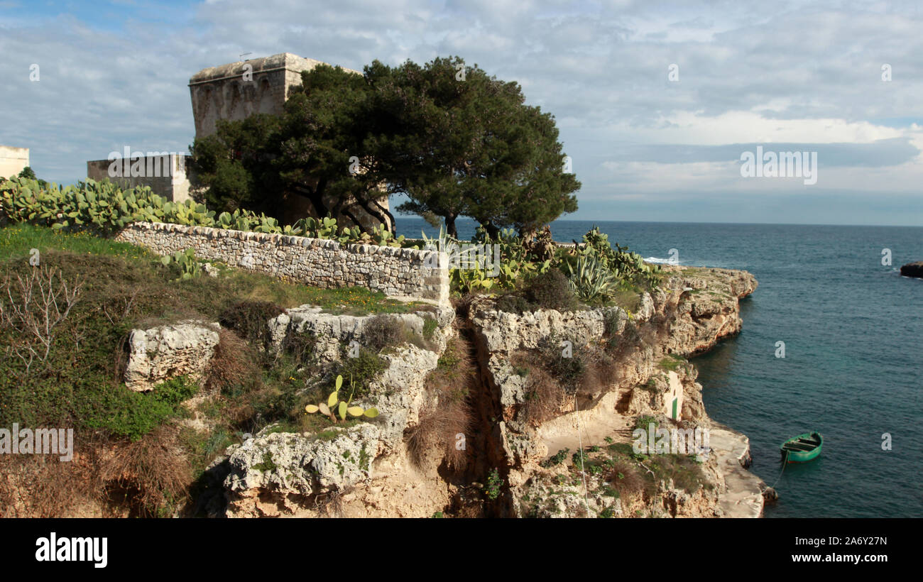 Italia, Apulia, la torre sarracena y el mar Foto de stock