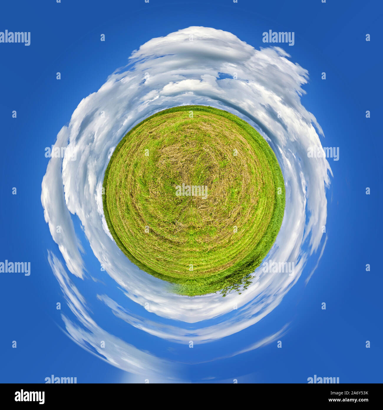 Planeta verde en nubes sobre fondo azul, arte Foto de stock