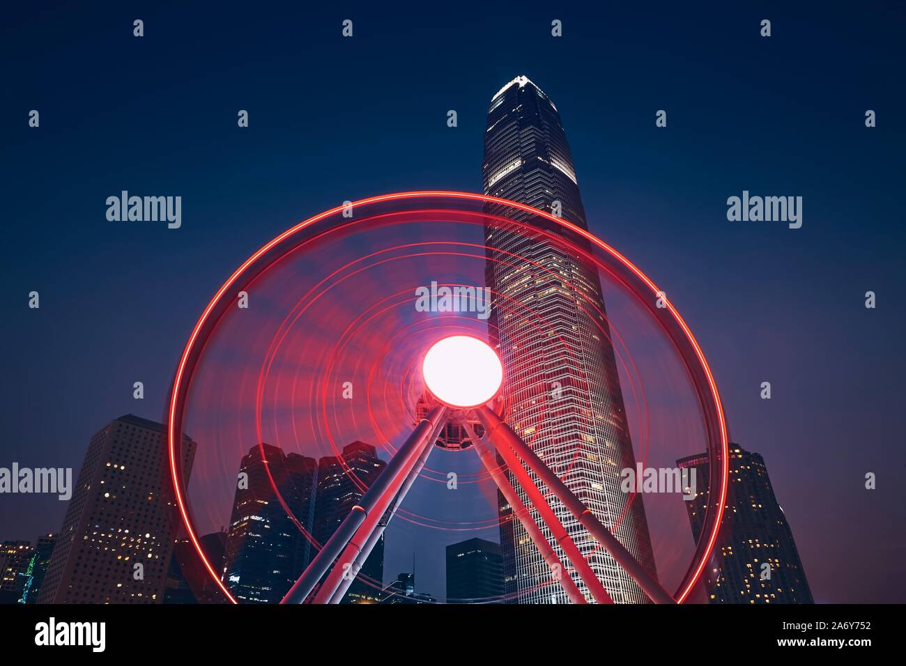 La vida nocturna en Hong Kong. Rueda de Observación contra el horizonte urbano con rascacielos. Foto de stock