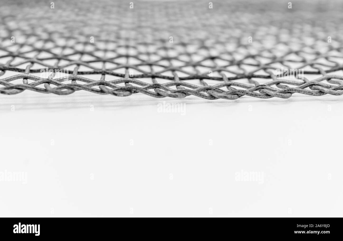 Malla metálica sobre una superficie en blanco - fondo de objetos y  materiales Fotografía de stock - Alamy