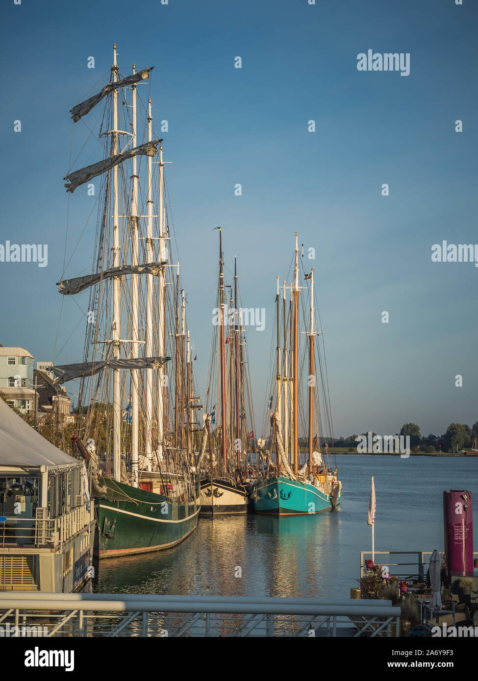 A lo largo de la IJsselkade Tallships en Kampen, Países Bajos en la soleada tarde de otoño Foto de stock