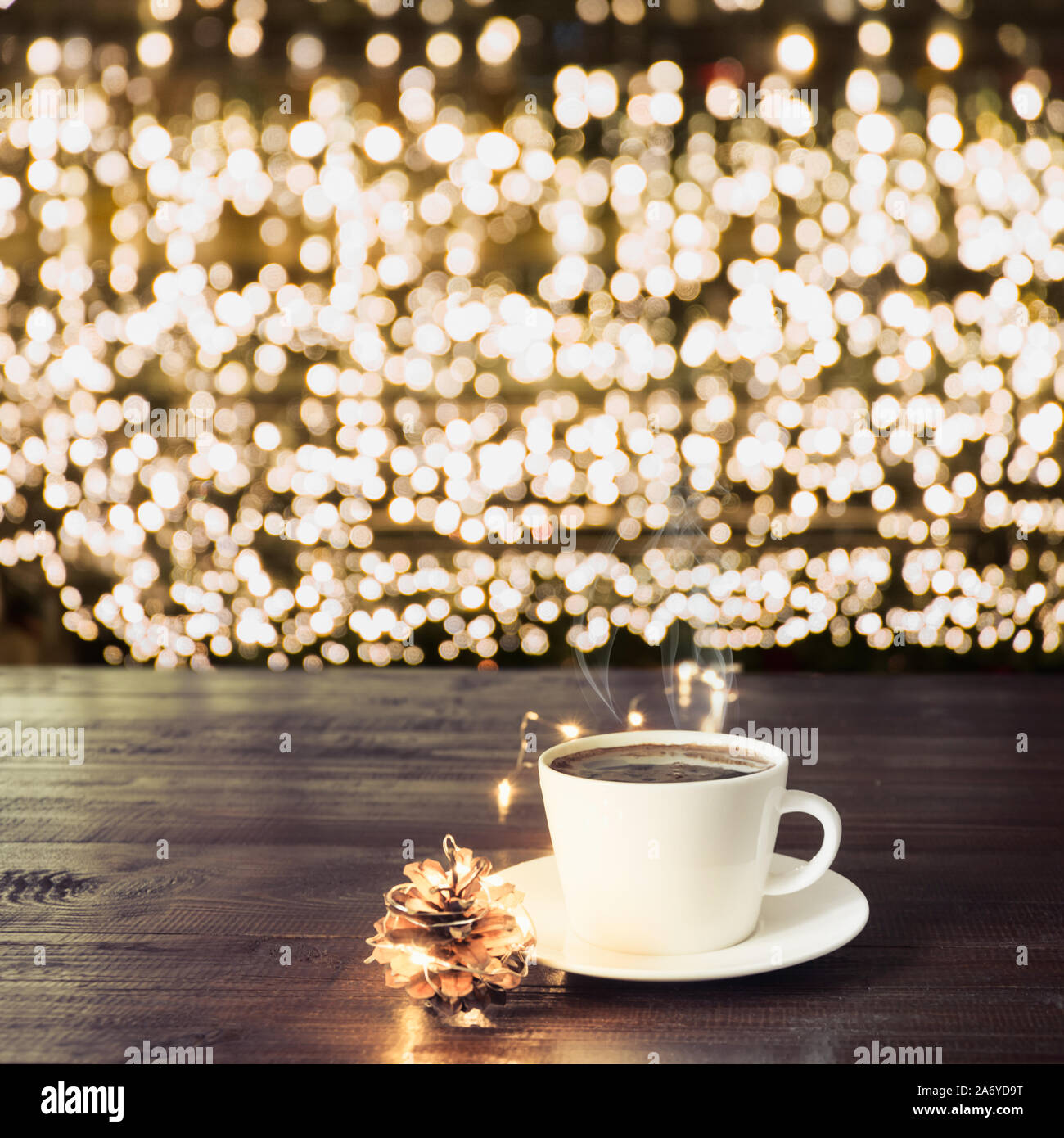 Taza de café negro y decoración en madera en la cafetería. Oro borrosa  garland como fondo. El tiempo de Navidad. Patrón de Navidad Fotografía de  stock - Alamy