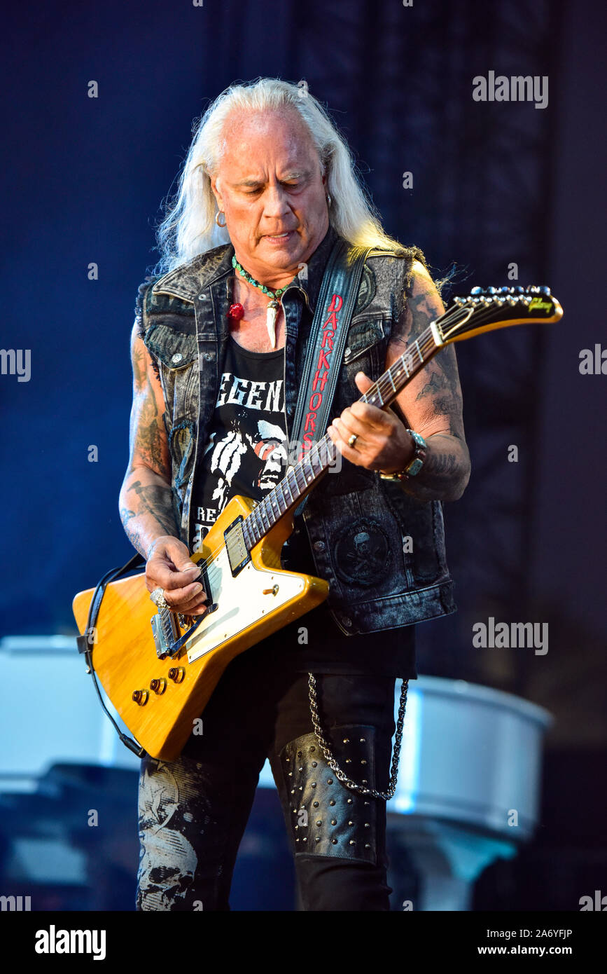 Indio, California, 27 de abril de 2019, Rickey Medlocke de Lynyrd Skynyrd en un escenario actuando a una enérgica multitud en el Stage Coach Festival de Música. Foto de stock