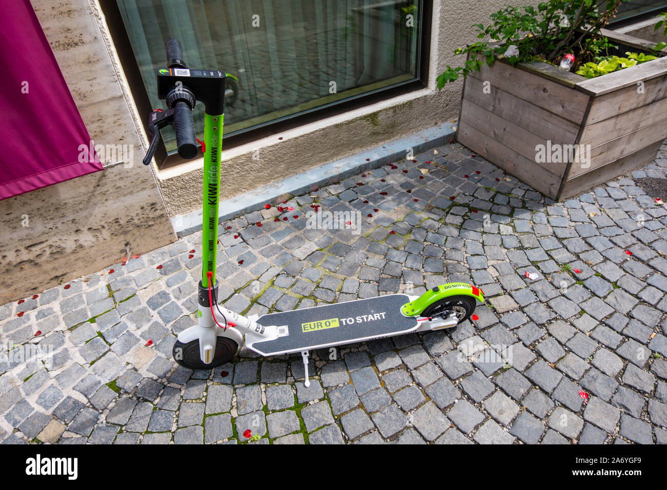 Patinete scooter fotografías e imágenes de alta resolución - Alamy