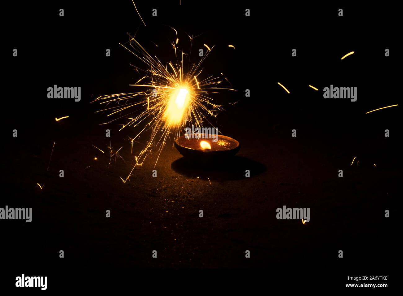 La quema de fuegos artificiales en una bengala cerca de escupir chispas  Fotografía de stock - Alamy