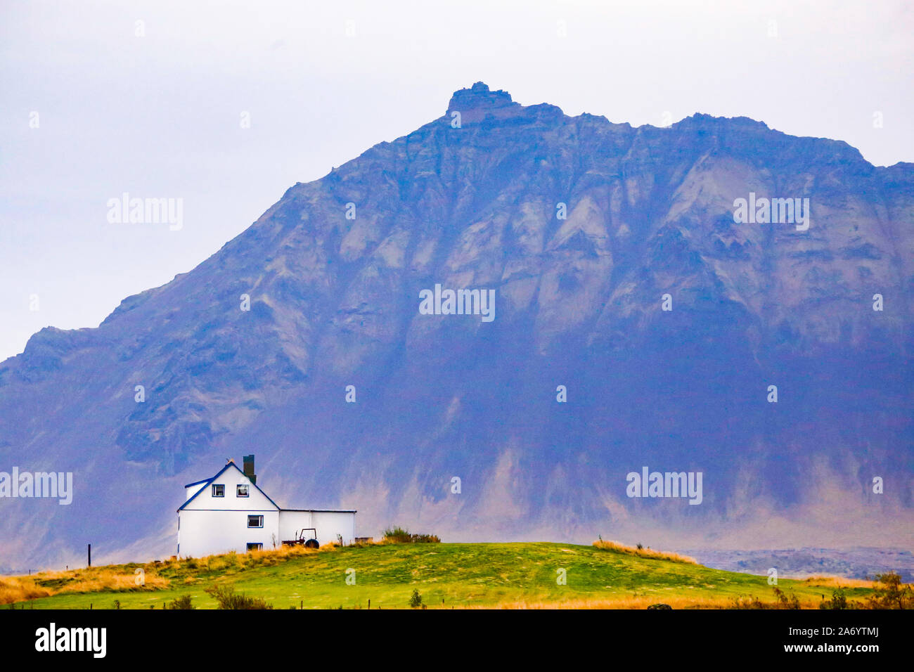 Casa Blanca en frente de montaña en Snaefellsness, Islandia Foto de stock